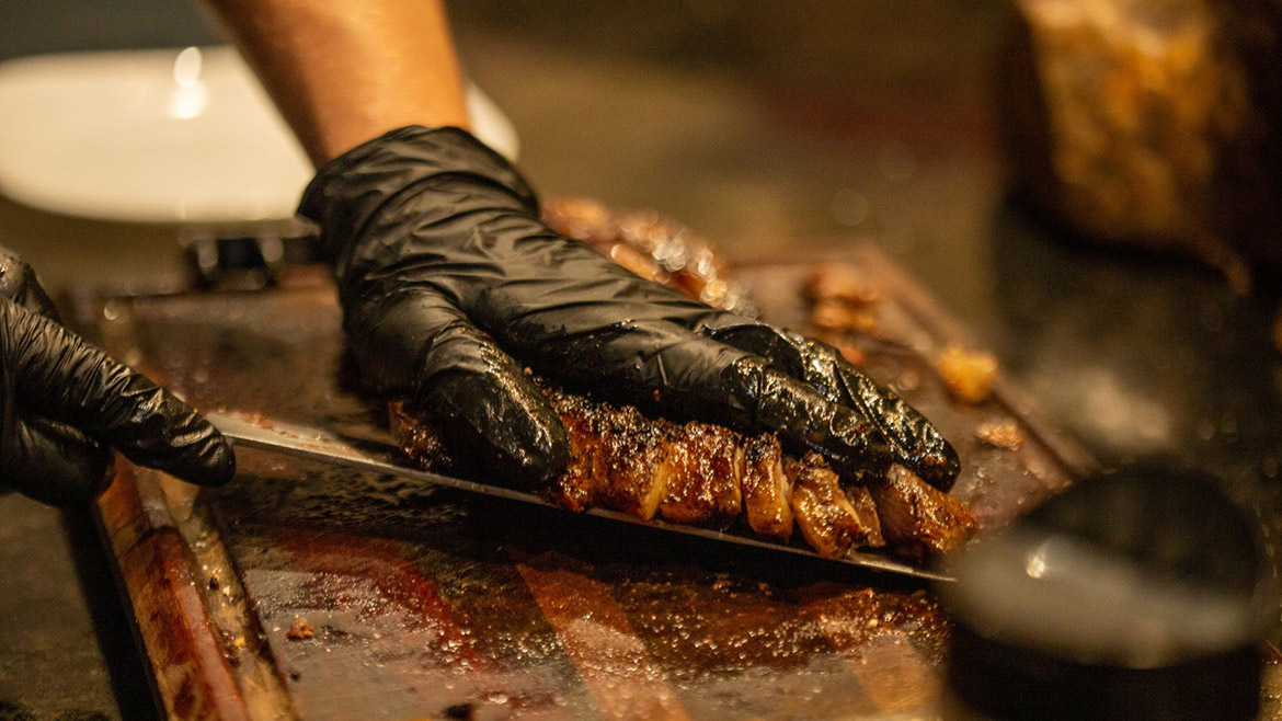 Specialized Nitrile Glove Applications in Hospitality